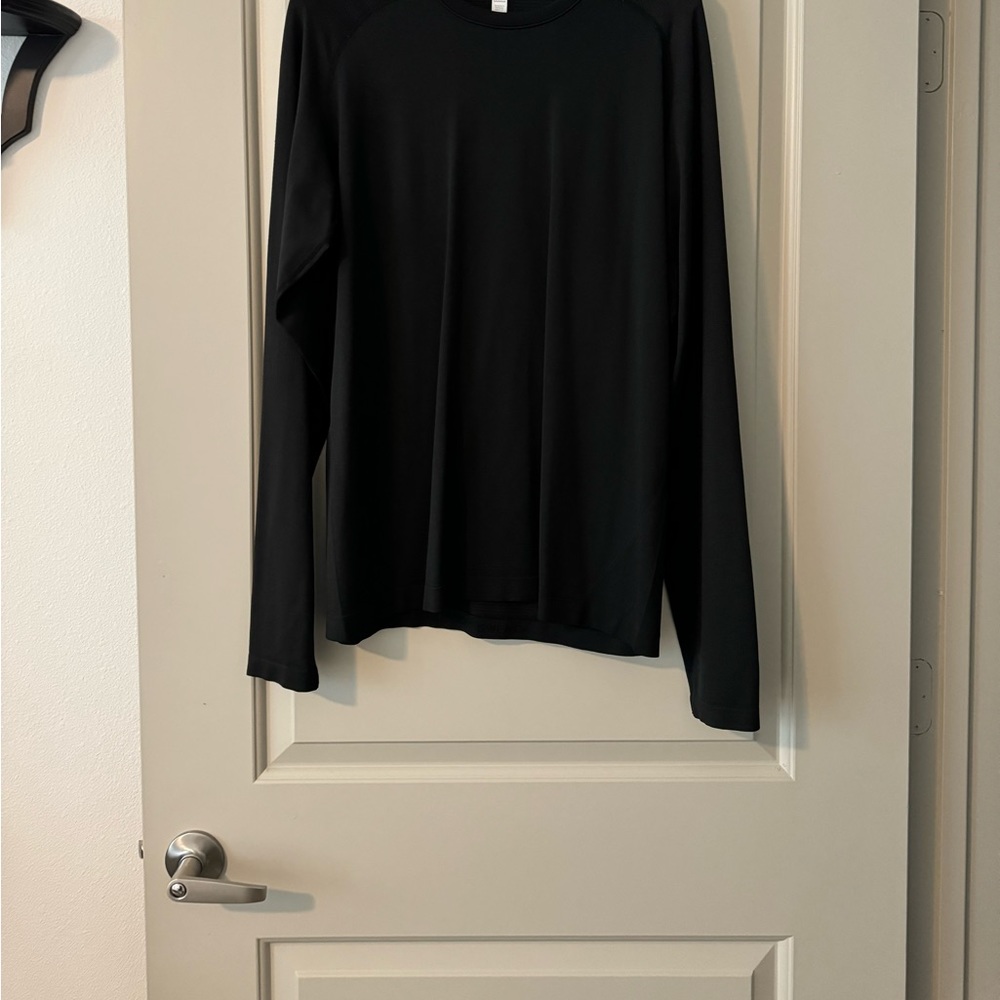 EUC Lululemon Metal Vent Long sleeve solid Black.